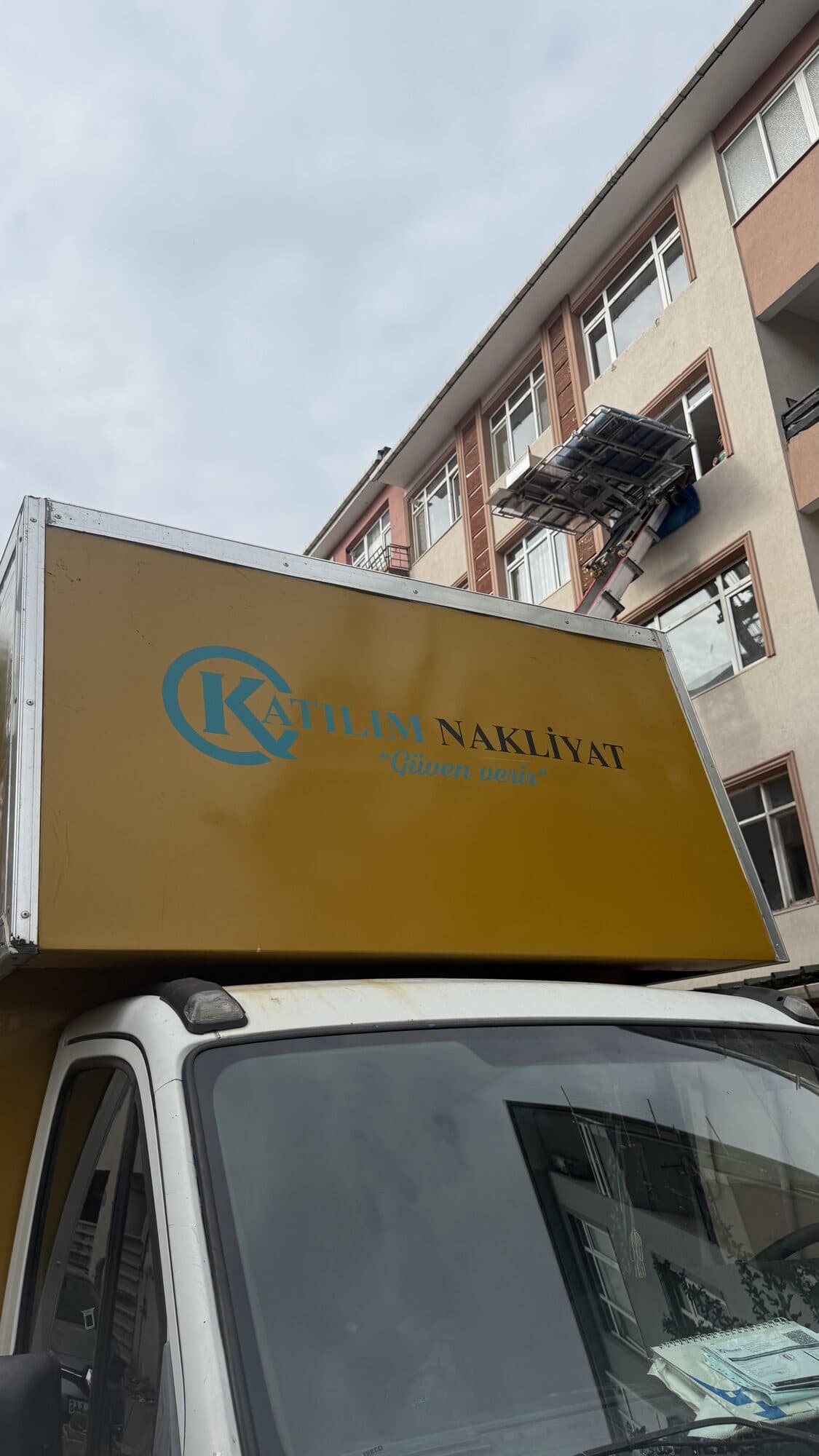 Nakliyat kamyonu taşıma yapılacak apartmanın önünde