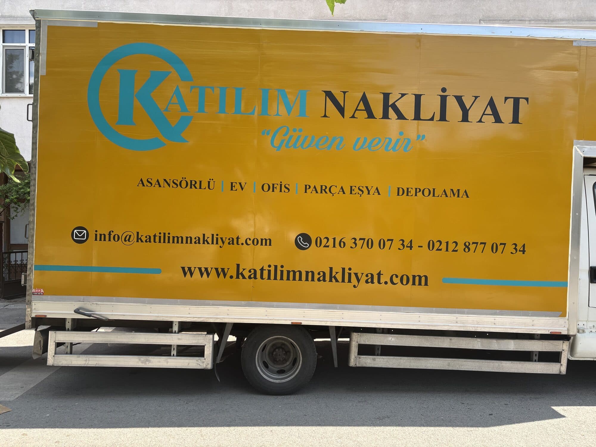 Nakliyat kamyonu arka kapak görünümü — hizmet listesiyle