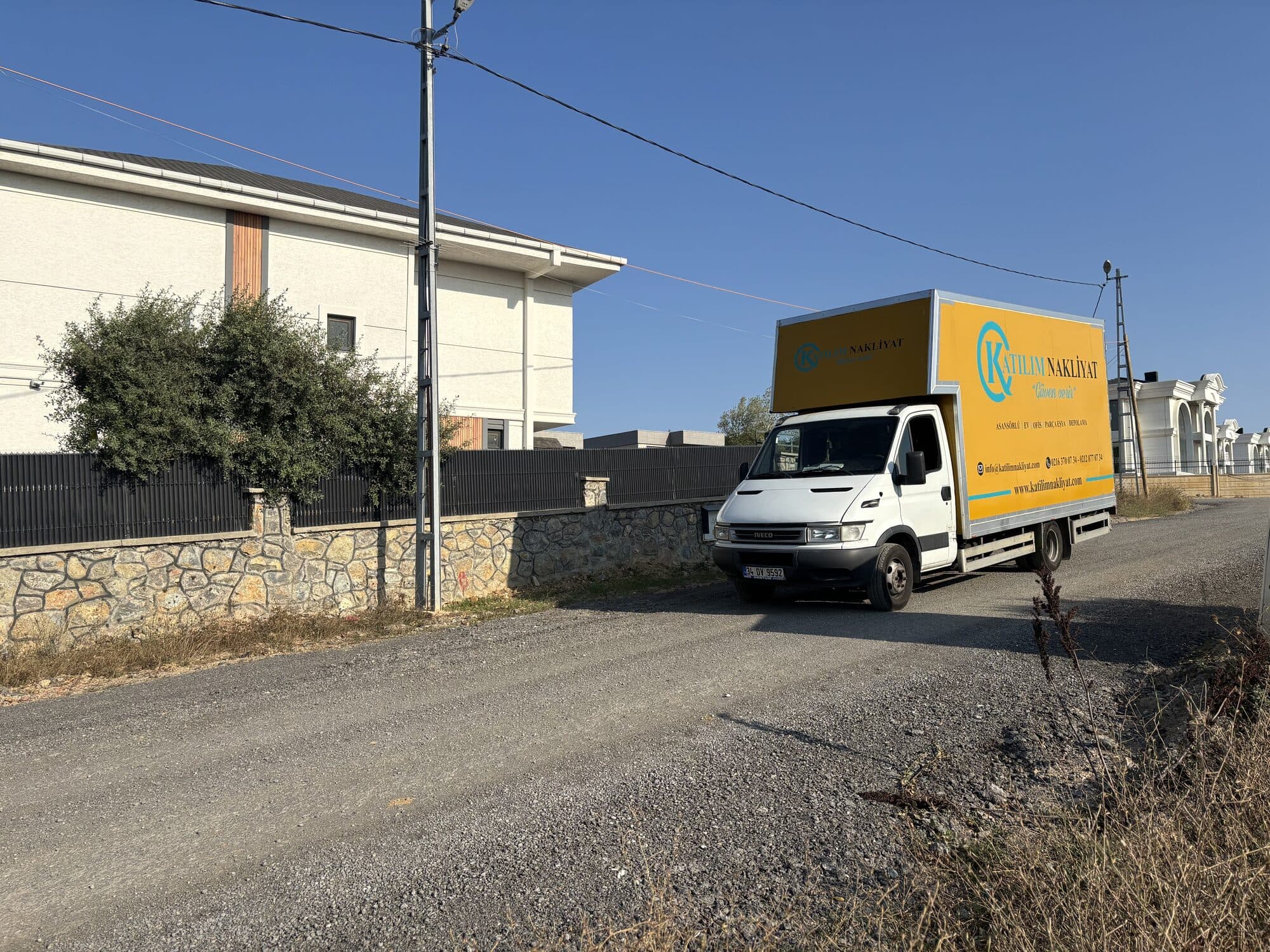 Nakliyat kamyonu taşıma gününde adres önünde