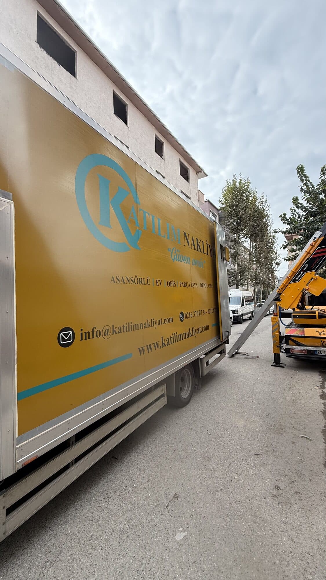 Nakliyat kamyonu ve arkada kurulu eşya asansörü
