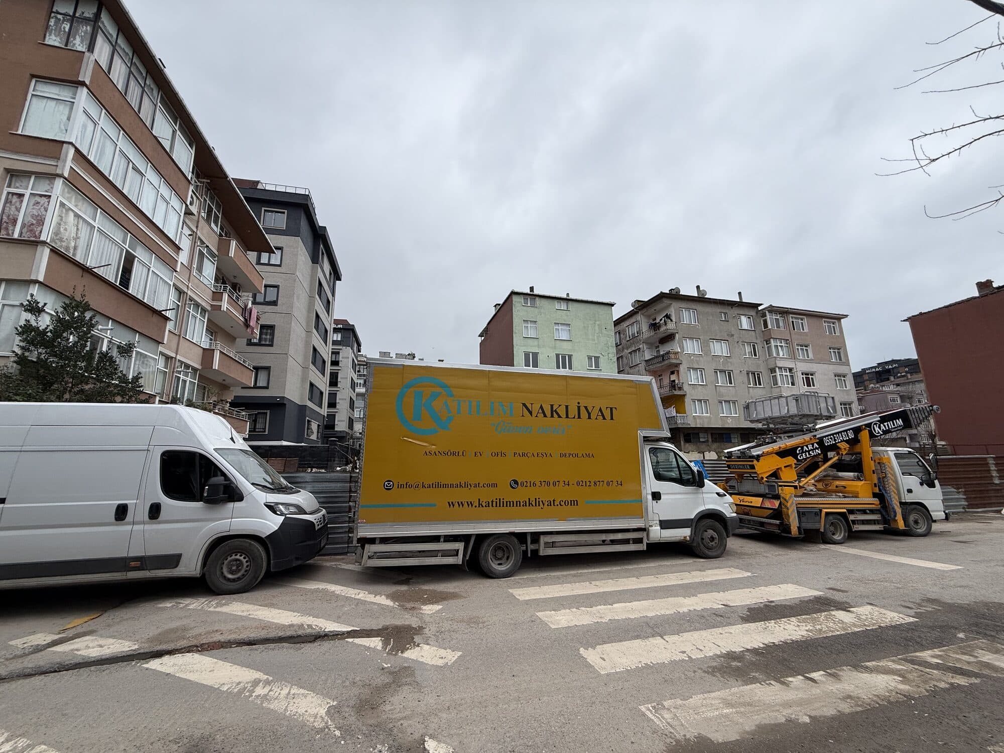 Taşıma gününde nakliyat kamyonu ve asansör aracı birlikte