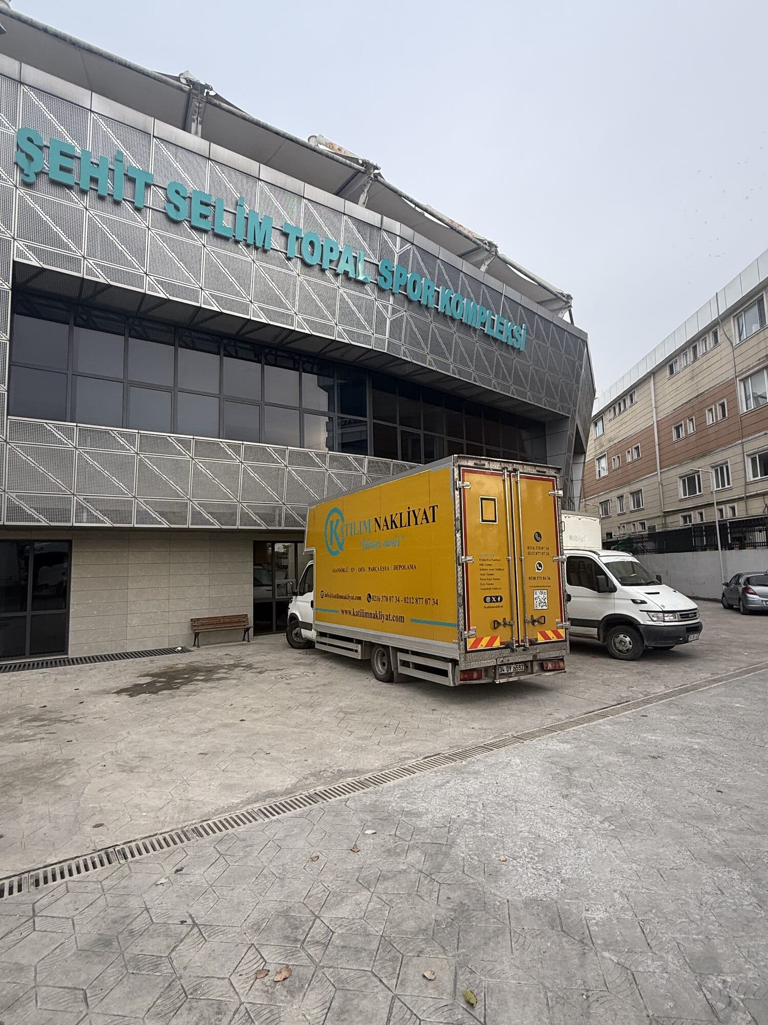 Ofis taşıma için iş merkezi önünde nakliyat kamyonu