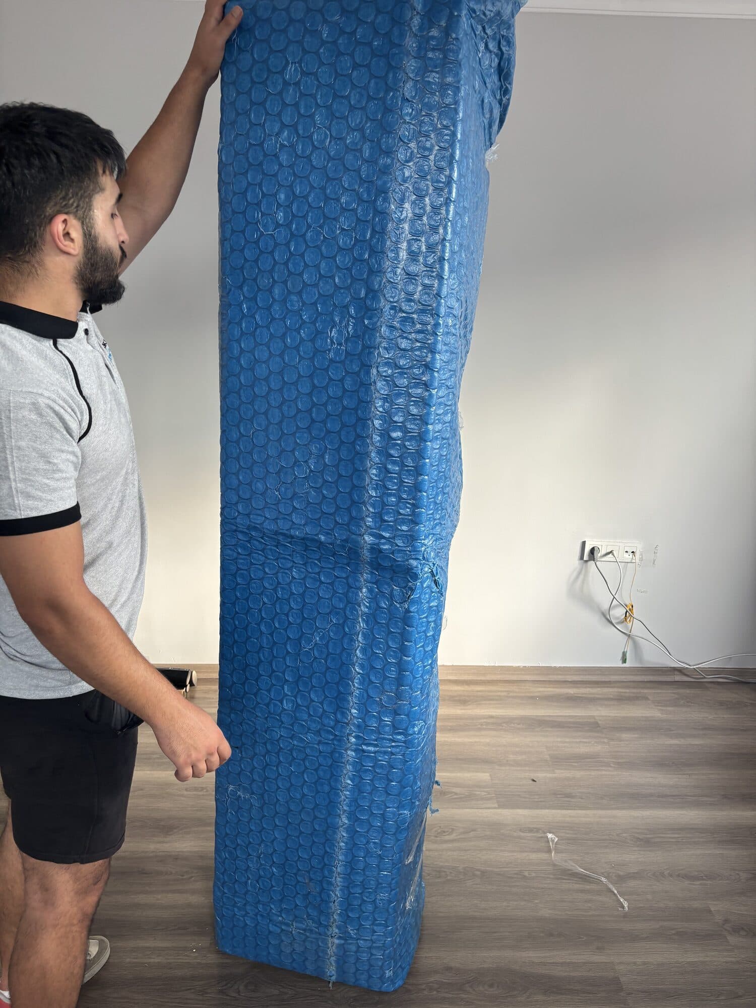 Paketleme ekibi iş başında — mobilya sarım aşaması