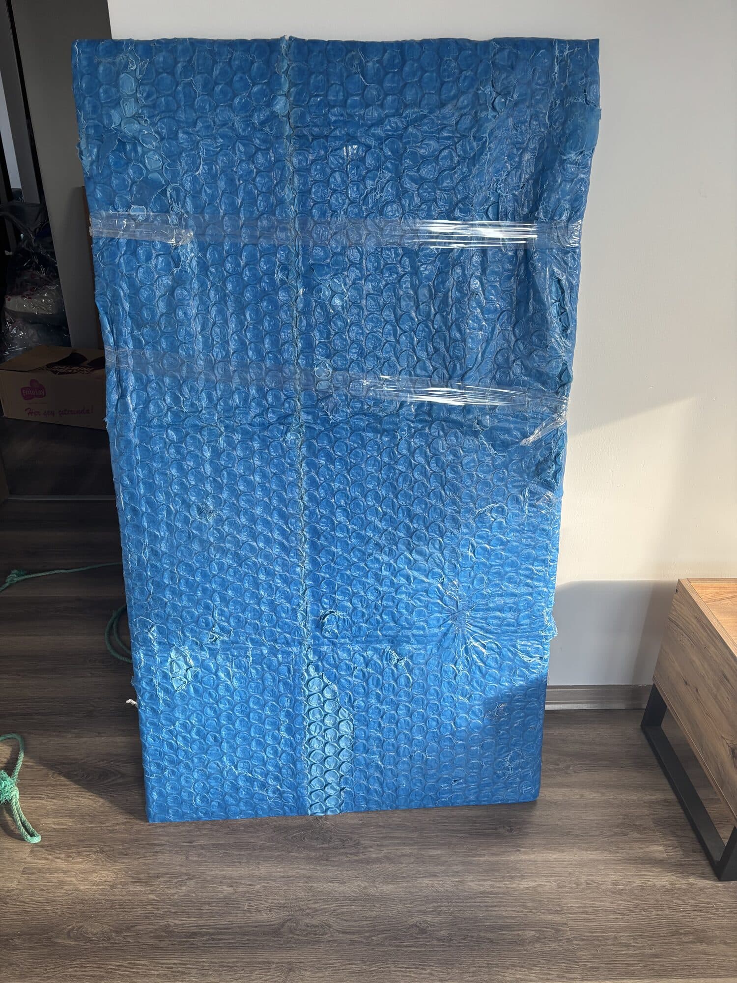 Paketlenmiş dolap taşınmaya hazır hâlde