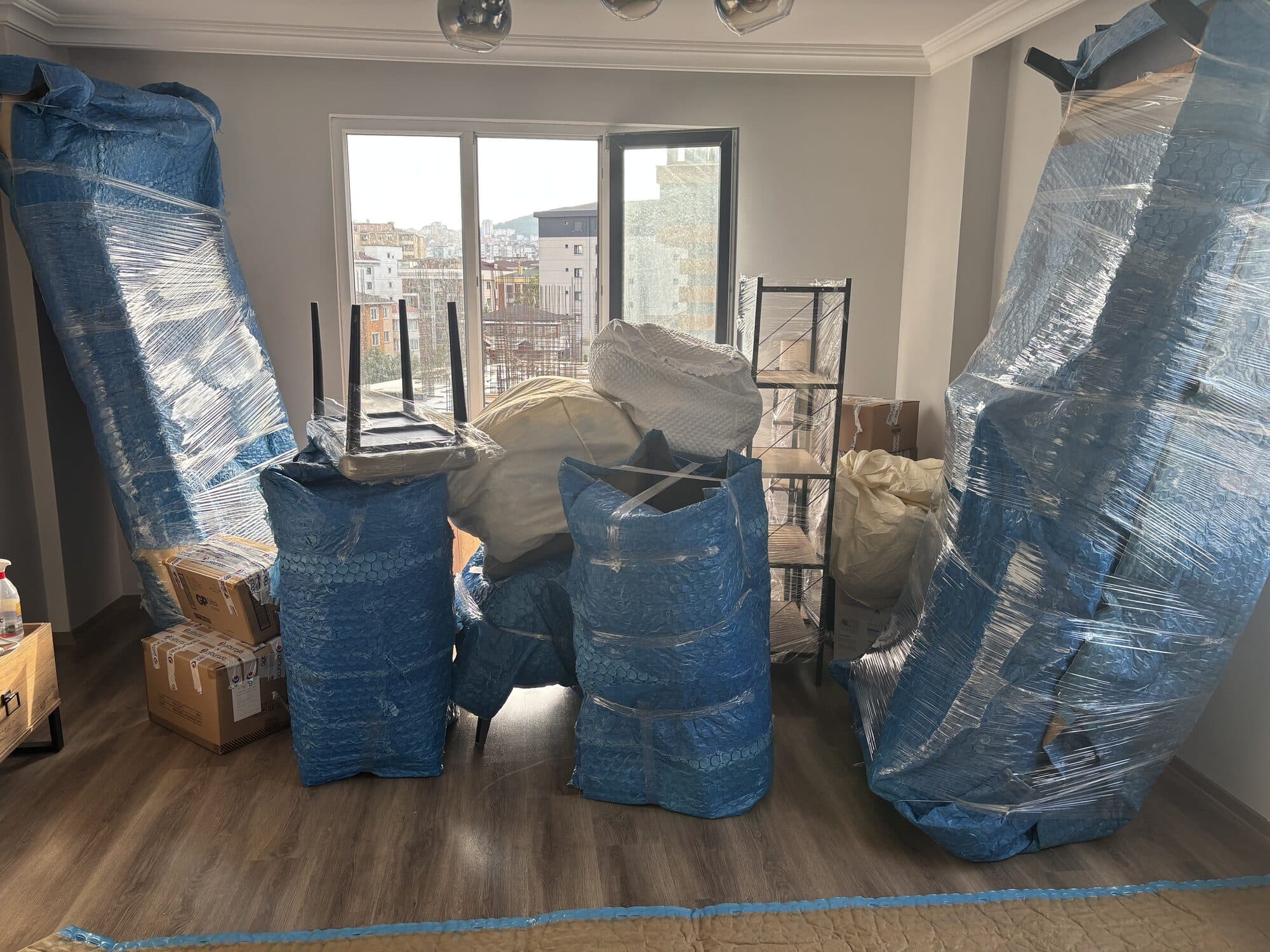 Salon eşyalarının taşıma öncesi paketlenmiş görünümü