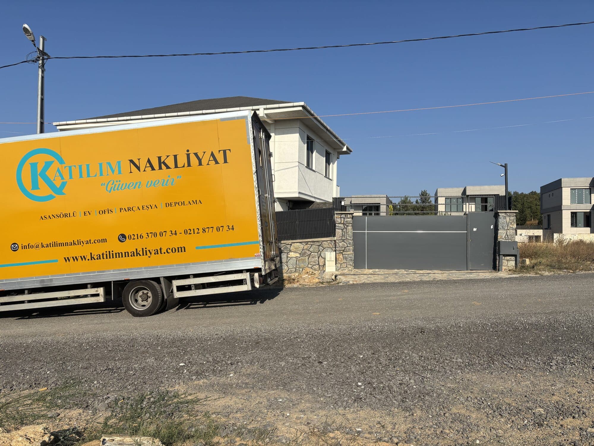 Şehirler arası nakliyat kamyonu müstakil ev bölgesinde