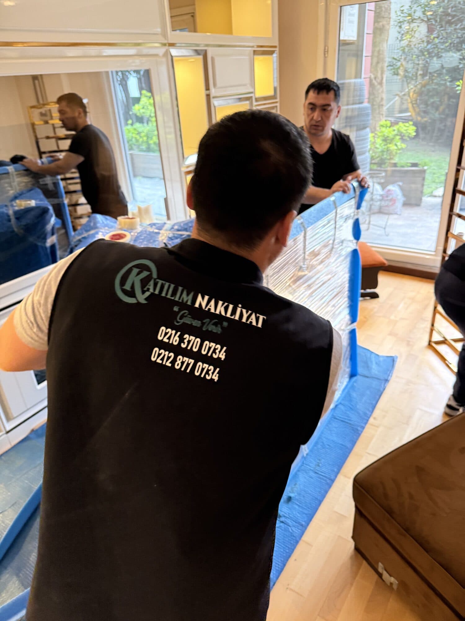 Showroom taşıma çalışmasında Katılım Nakliyat ekibi