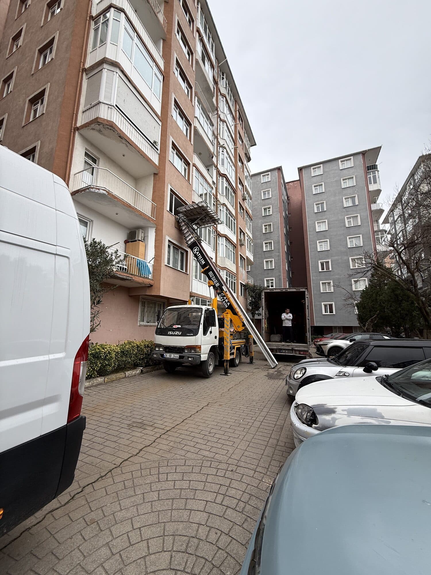 Site içinde apartmana kurulan eşya asansörü