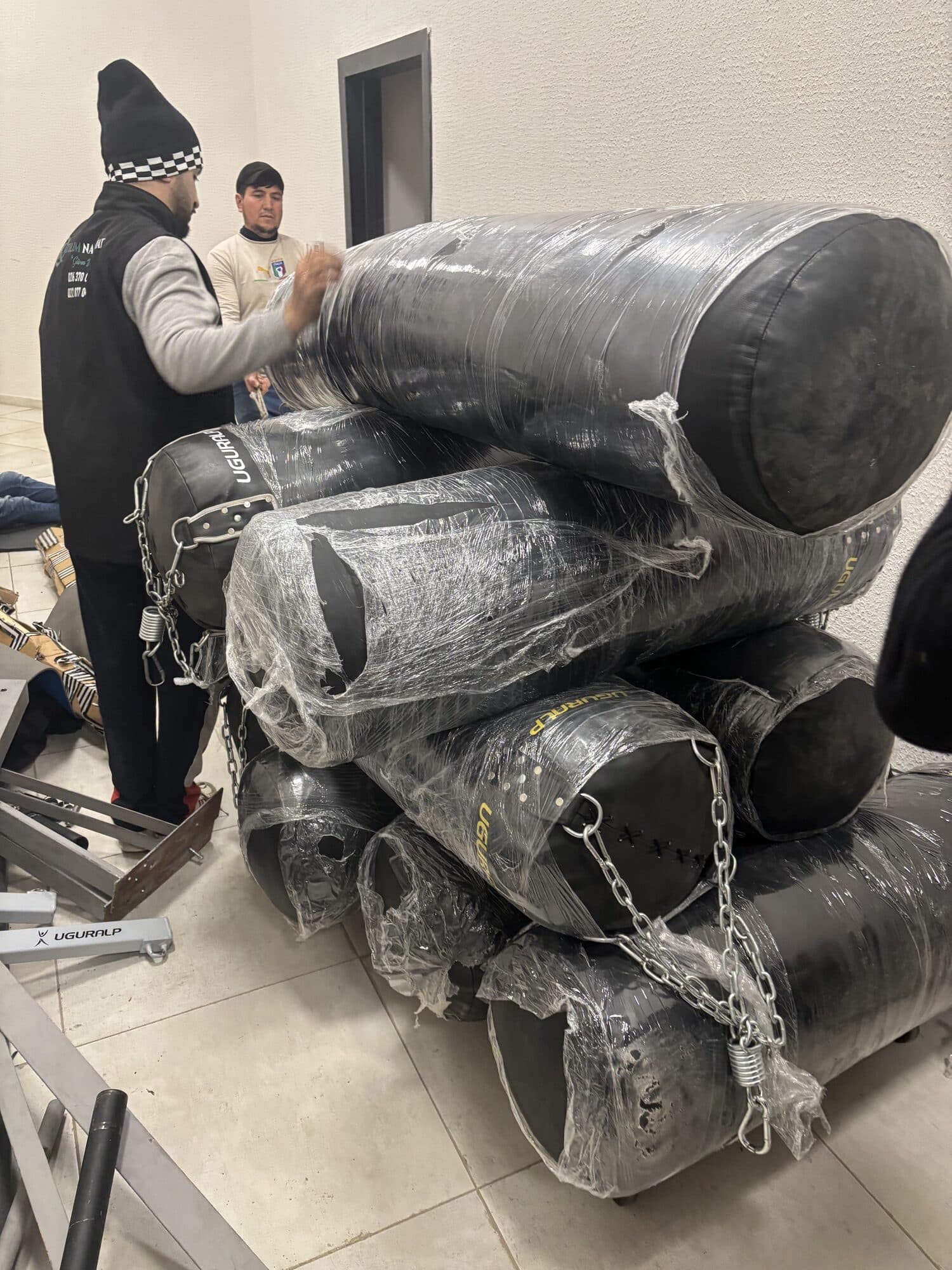 Paketlenmiş spor ekipmanları taşımaya hazır