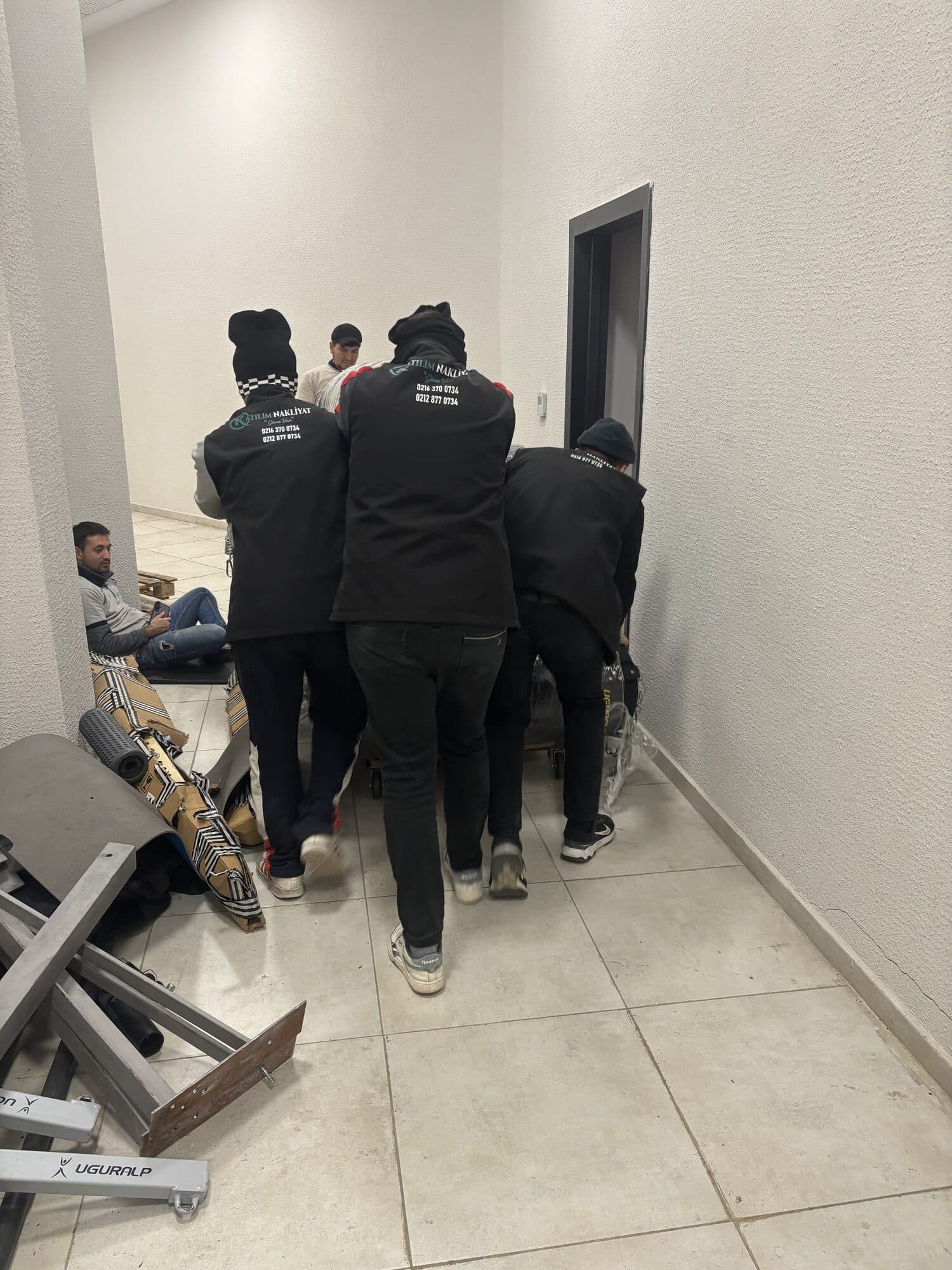 Spor salonu taşımasında görev alan ekip