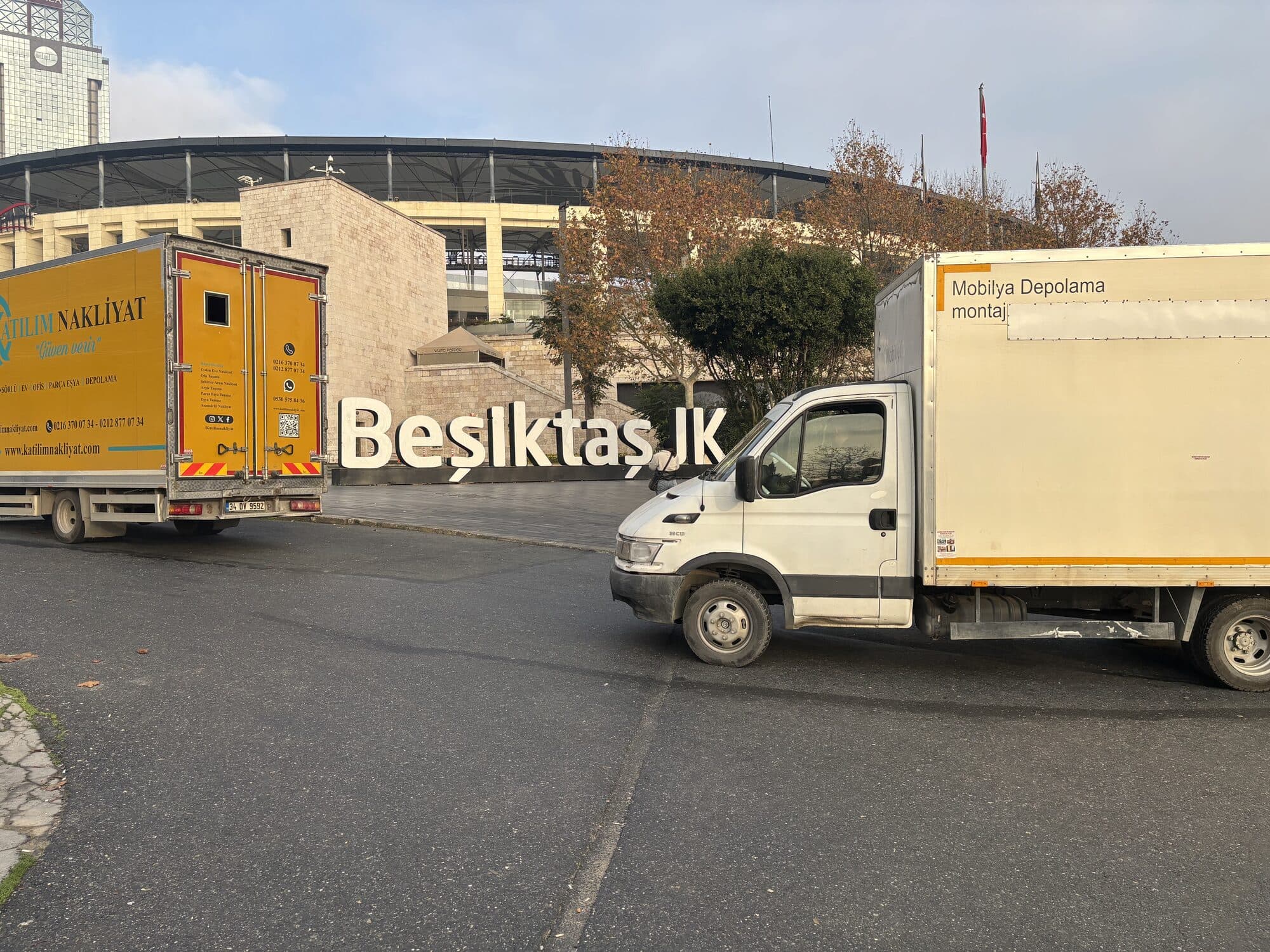 Taşıma kamyonu stadyum önünde yükleme hâlinde