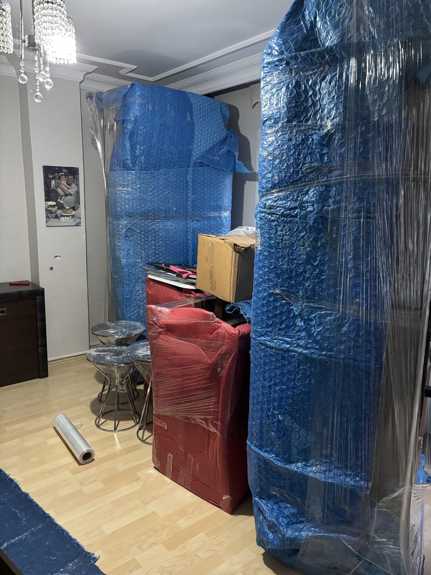 Taşıma öncesi eksiksiz paketlenmiş salon eşyaları