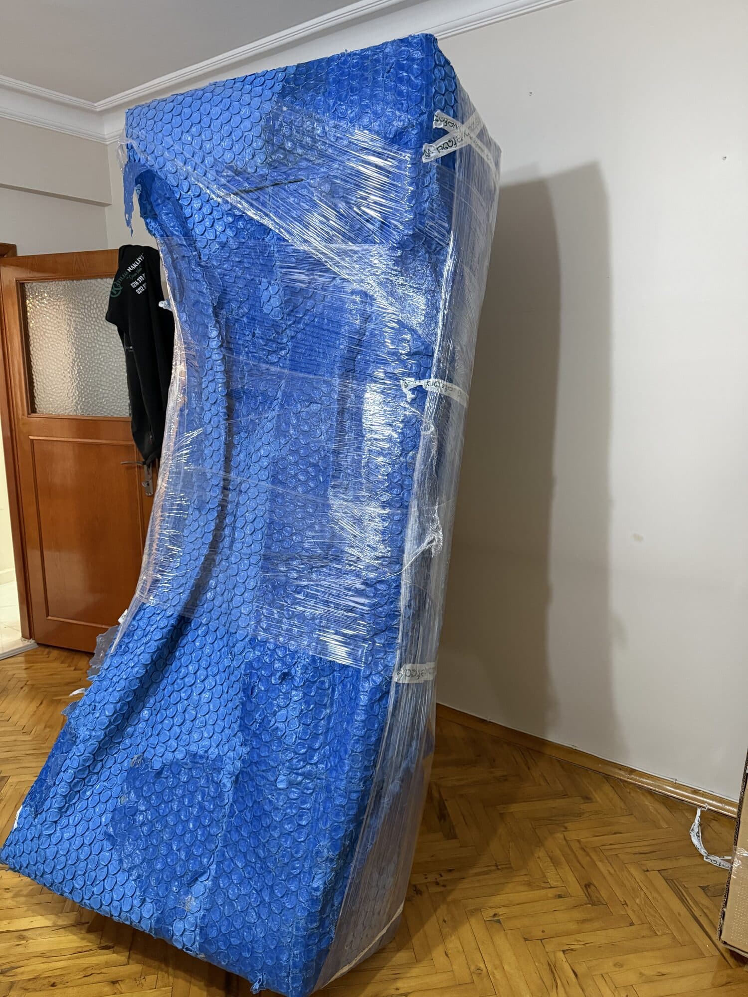 Balonlu naylonla paketlenmiş tekli koltuk