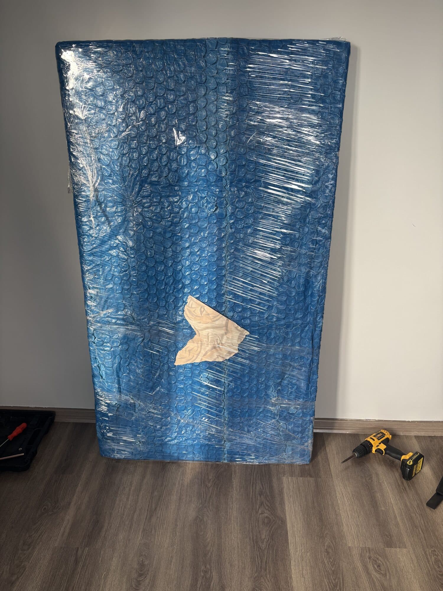Balonlu naylonla paketlenmiş yatak