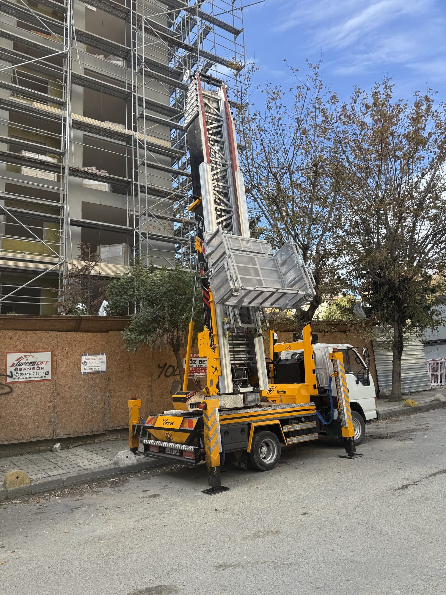 Yeni binaya eşya asansörü ile taşıma operasyonu