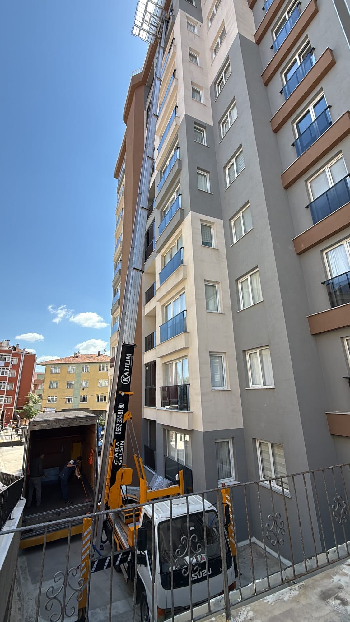 Apartman dış cephesine kurulmuş mobil eşya asansörü
