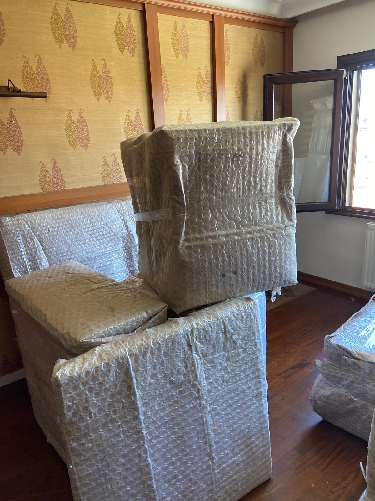 Balonlu naylonla paketlenmiş mobilyalar — hasarsız taşıma hazırlığı