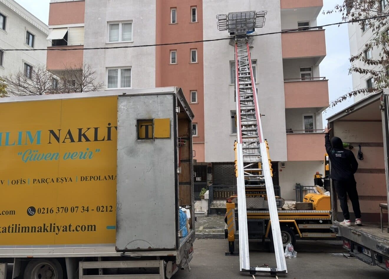 Katılım Nakliyat asansörlü taşıma kamyonu binaya kurulmuş eşya asansörüyle