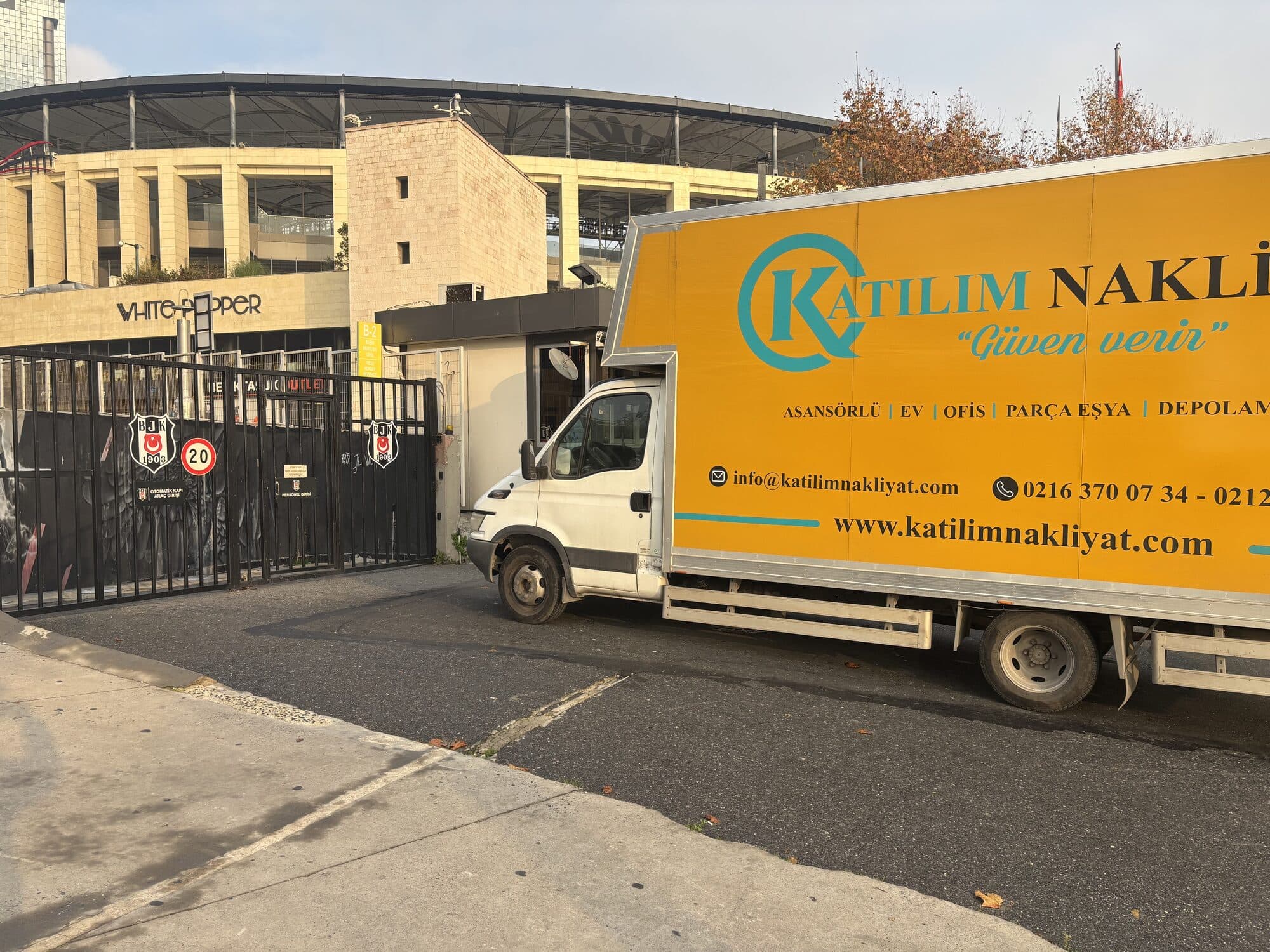Katılım Nakliyat kamyonu Beşiktaş Stadyumu önünde